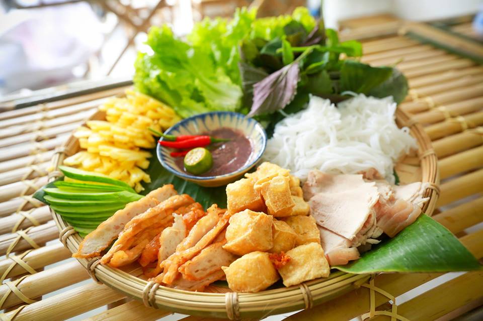 Top 5 famous street foods which attract tourists in Hanoi